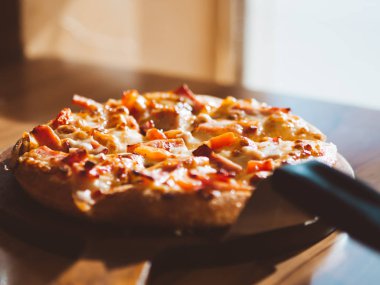 Jambonlu ve peynirli pizza küçük tepsi kapat.