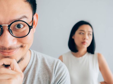 Kurnaz koca zor komik surat ve şüpheli yüz karısıyla.