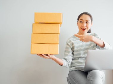 Asyalı kadın ile onun online iş satış mutlu kavramı.