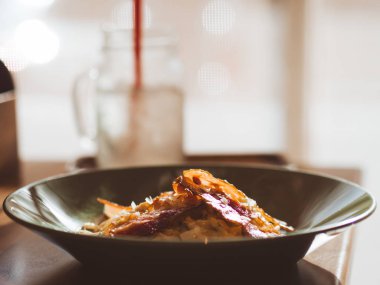 Pastırma spagetti beyaz sos yeşil seramik tabak.