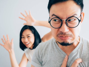 Asya kızgın ve rahatsız koca mutlu ve inatçı karısı bağımsız değişken kavramı ile.