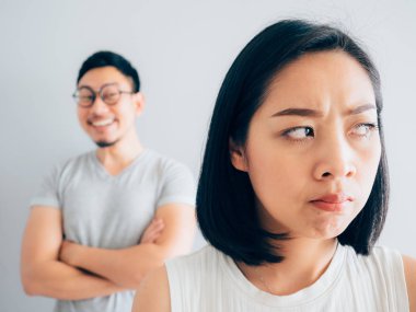 Rahatsız Asya karısı ve komik zor koca.