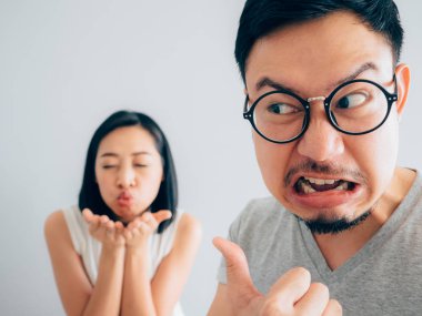 Asya kızgın ve rahatsız koca mutlu ve inatçı karısı bağımsız değişken kavramı ile.