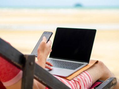 Adam sakin ol Kamp yatağı ve online Tayland Beach tatil sırasında çalışma.