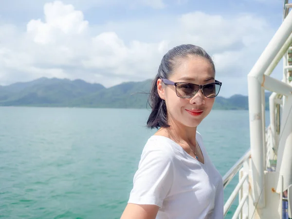 Mujer Turista Asiática Ferry Está Camino Para Viaje Por Mar —  Fotos de Stock