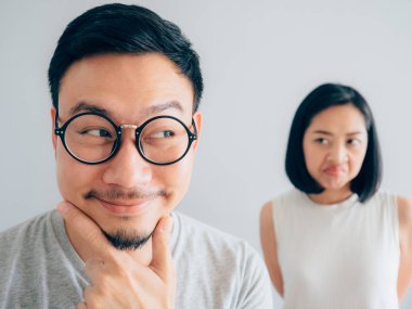 Kurnaz koca zor komik surat ve şüpheli yüz karısıyla.