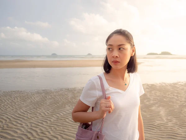 アジアの女性は日没の熱帯のビーチを歩いてください — ストック写真