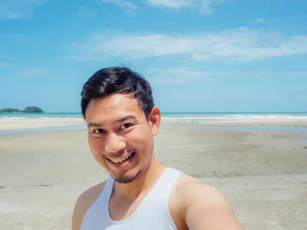 Heureux Asiatique Homme Selfie Lui Même Sur Soleillé Été Plage — Photo