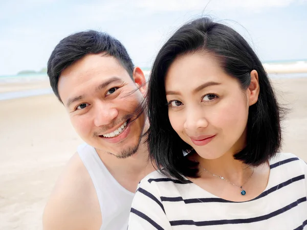 Glad Asiatiska Par Älskare Sommaren Strandsemester — Stockfoto