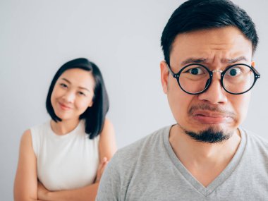 Asya kızgın ve rahatsız koca mutlu ve inatçı karısı bağımsız değişken kavramı ile.