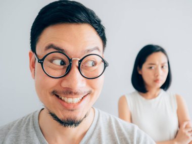 Kurnaz koca zor komik surat ve şüpheli yüz karısıyla.