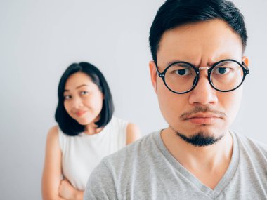 Asya kızgın ve rahatsız koca mutlu ve inatçı karısı bağımsız değişken kavramı ile.