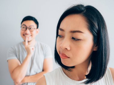 Rahatsız Asya karısı ve komik zor koca.