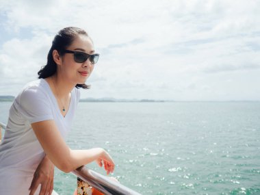 Asya turist feribot üzerinde deniz gezisi için yolda kadındır.