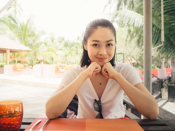 Uśmiech Asian Kobieta Siedzieć Restauracji Tropical Resort — Zdjęcie stockowe