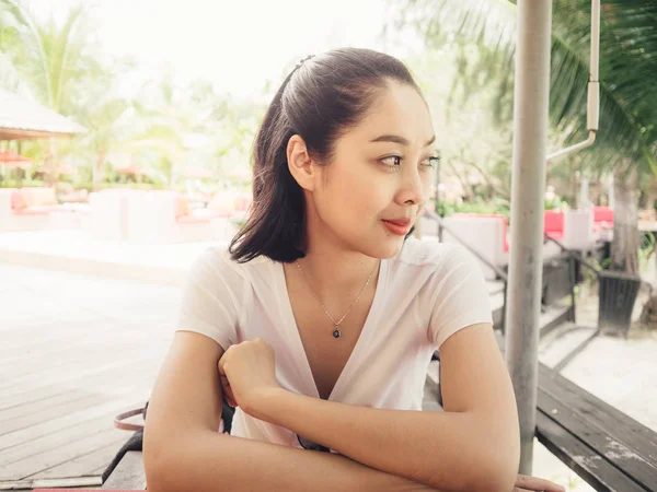 Leende Asiatisk Kvinna Sitta Restaurangen Tropical Resort — Stockfoto