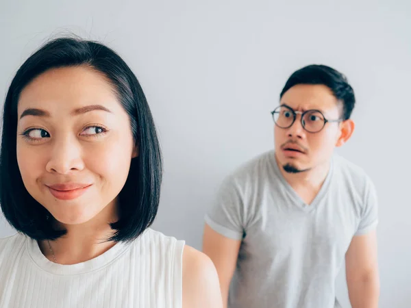 Glücklich Tricky Asiatische Frau Und Die Wütend Verlierer Ehemann — Stockfoto