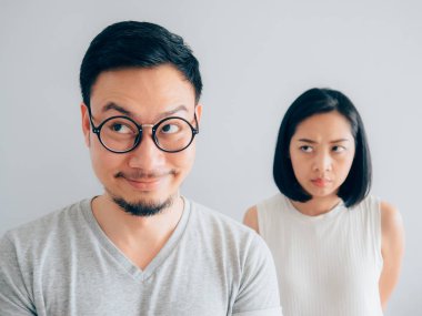 Kurnaz koca zor komik surat ve şüpheli yüz karısıyla.