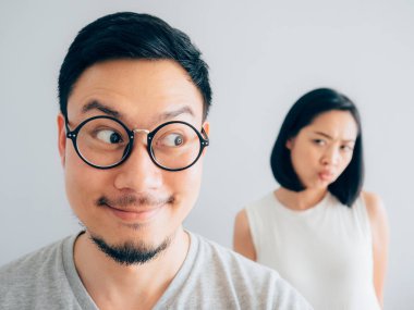 Kurnaz koca zor komik surat ve şüpheli yüz karısıyla.