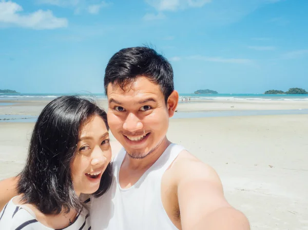 Azjatki Pary Turystycznych Selfie Słoneczne Lato Plaża — Zdjęcie stockowe