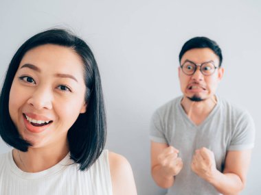 Mutlu zor Asya karısı ve kızgın kaybeden koca.