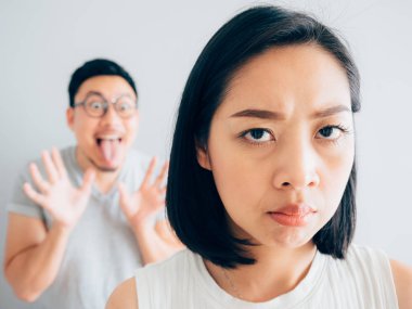 Rahatsız Asya karısı ve komik zor koca.