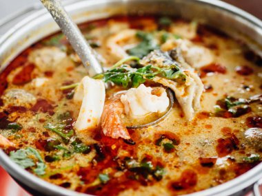 Tay baharatlı Tom Yum deniz ürünleri kremalı çorba.