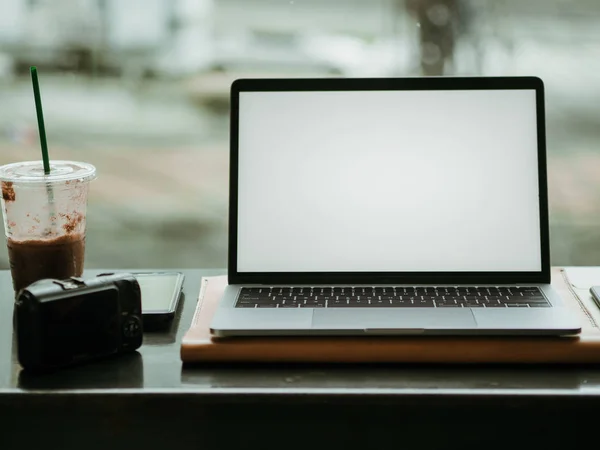 Leerer Bildschirm Laptop Mit Kamera Und Eiskaffee Café Konzept Der — Stockfoto