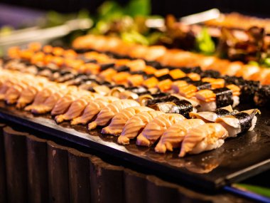 Otel barında Sushi yemekte gece açık büfe.