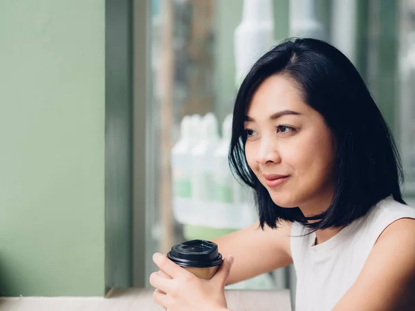 Wanita Asia Yang Bahagia Meminum Secangkir Kopi Panas Dalam Suasana — Stok Foto