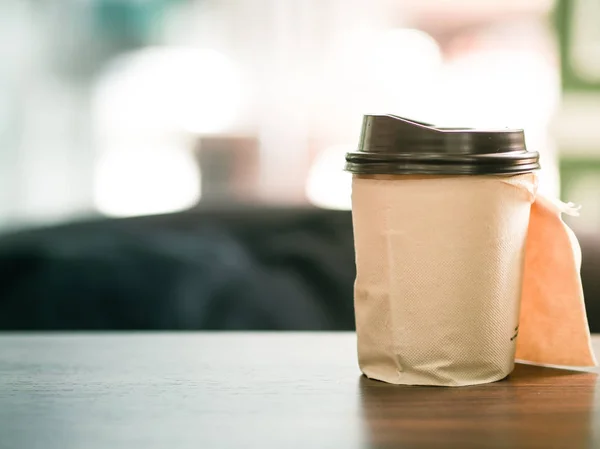 朝は快適なカフェでコーヒーのホットカップ — ストック写真