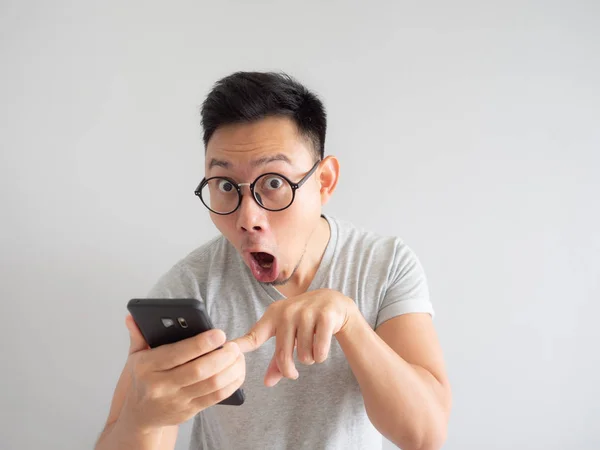 Wow Twarz Asian Mężczyzna Zszokowało Widział Smartphone Białym Tle Szarym — Zdjęcie stockowe