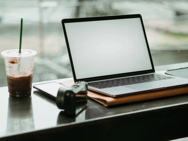 Leerer Bildschirm Laptop Mit Kamera Und Eiskaffee Café Konzept Der — Stockfoto