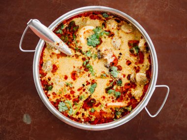 Tay baharatlı Tom Yum deniz ürünleri kremalı çorba.