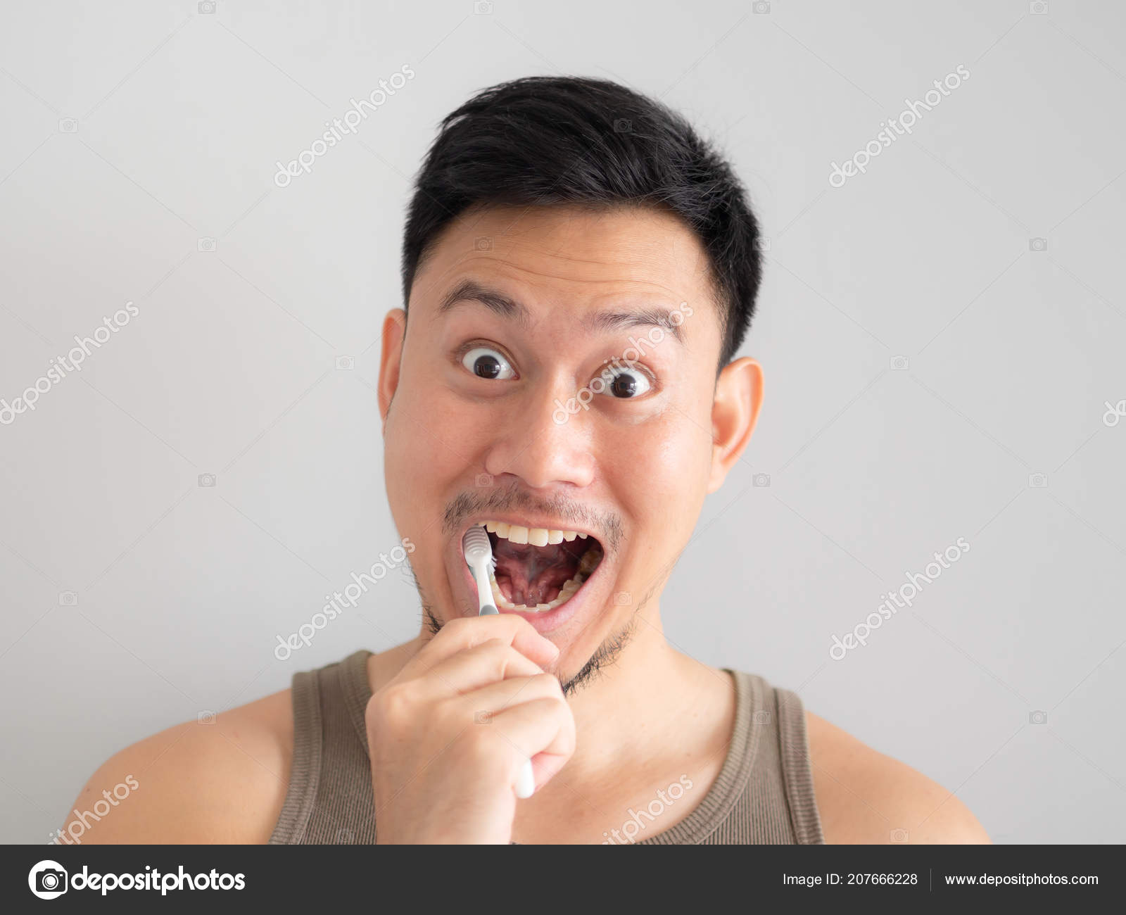 Grimace Homme Asiatique Brosser Les Dents Sans Mousse