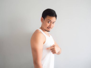 Mutlu yüz beyaz kolsuz bluz Asya adam kolumdan tabaklanmış.