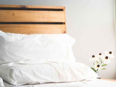 En az loft tarzı ahşap yatak karyola çiçekler sabah ışık ile.