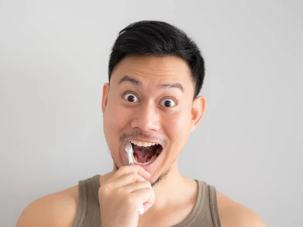 Cara Divertida Hombre Asiático Cepillarse Los Dientes Sin Espuma — Foto de Stock