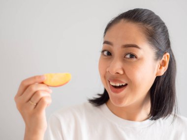 Asyalı kadın biteviye-in elma yiyor.