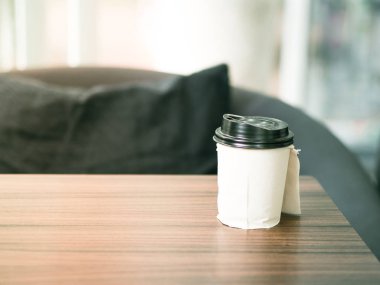 Sabahları rahat kafede kahve fincan sıcak.