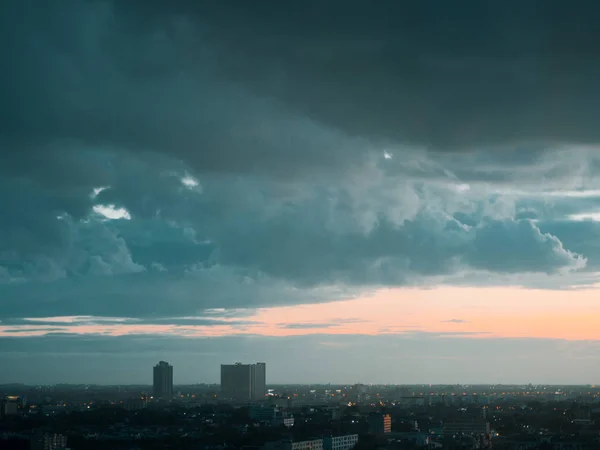 Cityscape Van Stad Van Een Onbekend Met Dikke Wolken Zonsondergang — Stockfoto