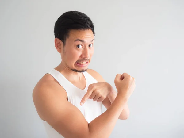 苦しい顔白いタンクトップのアジア人男性が腕に日焼けを得る — ストック写真