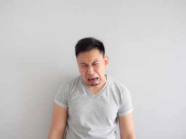 Asyalı adamın bir şey inkar komik yüzü.