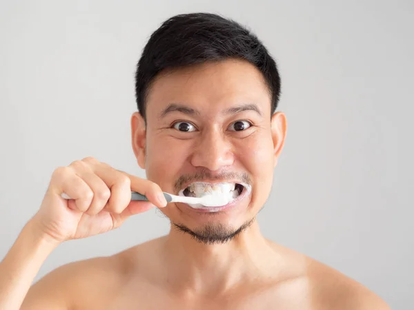 Zabawna Buzia Azjatycki Człowiek Brush Zęby Pianki Jego Twarzy — Zdjęcie stockowe