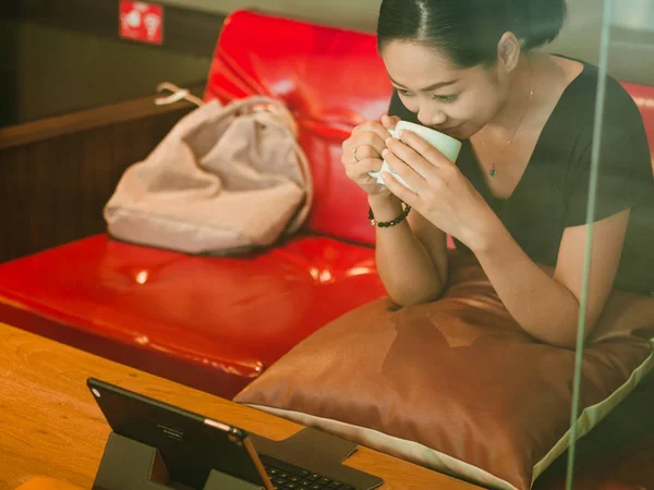 Wanita Asia Santai Dengan Kopinya Kafe Ditembak Melalui Kaca Jendela — Stok Foto