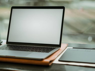 Boş ekran laptop kamera ve buz kahve kafede. Serbest çalışma kavramı.