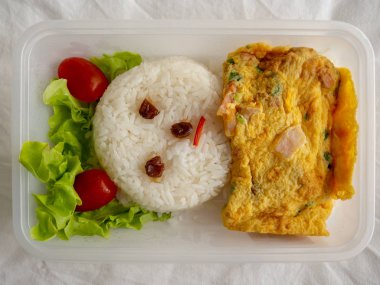 Çizgi film öğle yemeği kutusu pirinç Asya omlet ile dekore edilmiş.