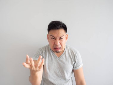 Asyalı adamın bir şey inkar komik yüzü.