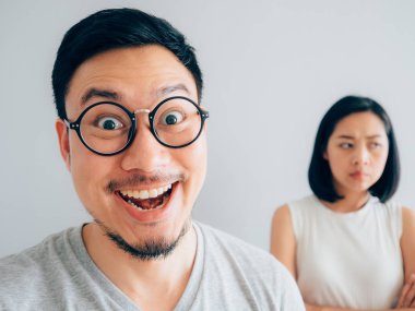 Kurnaz koca zor komik surat ve şüpheli yüz karısıyla.