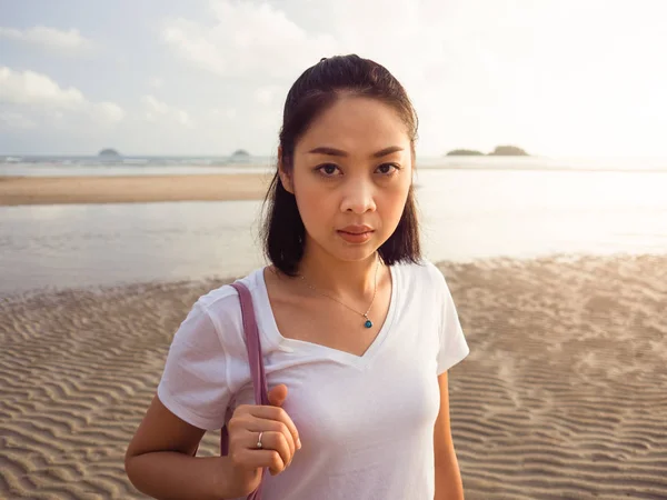 亚洲妇女在日落时分沿着海滩漫步 — 图库照片